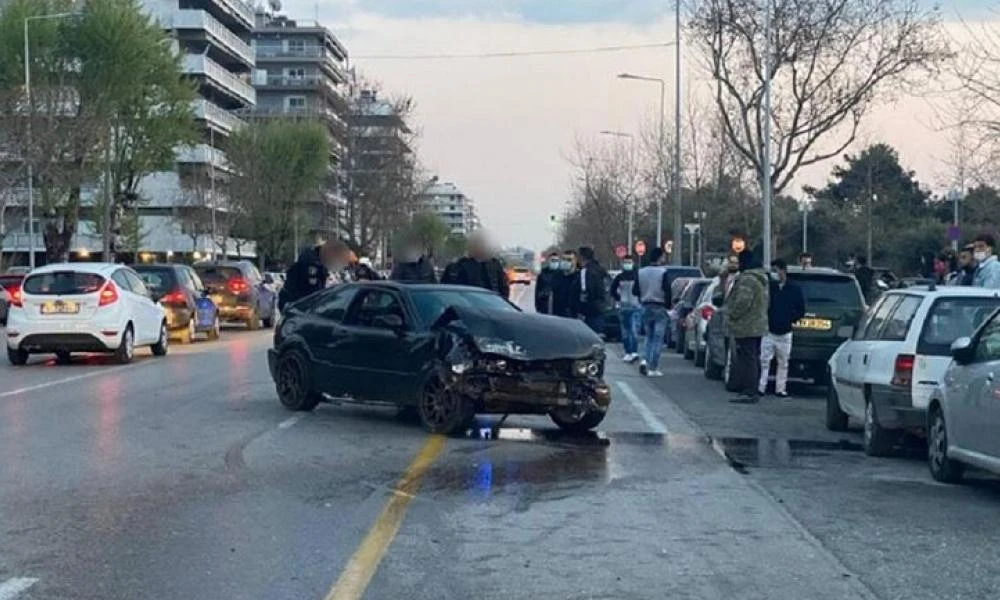 Θεσσαλονίκη: Τρελή πορεία αυτοκινήτου - Δύο τραυματίες, ζημιές σε πέντε οχήματα